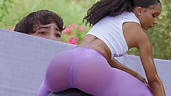 Milf Latina Pega Um Garoto Se Esgueirando Durante O Treino